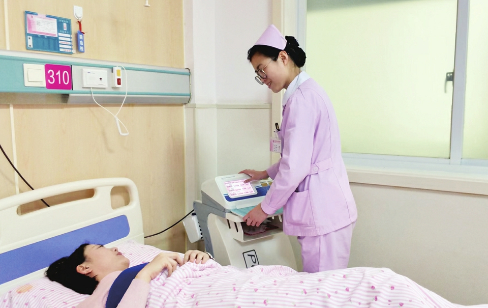 产妇进行产后康复治疗记者刘潇摄