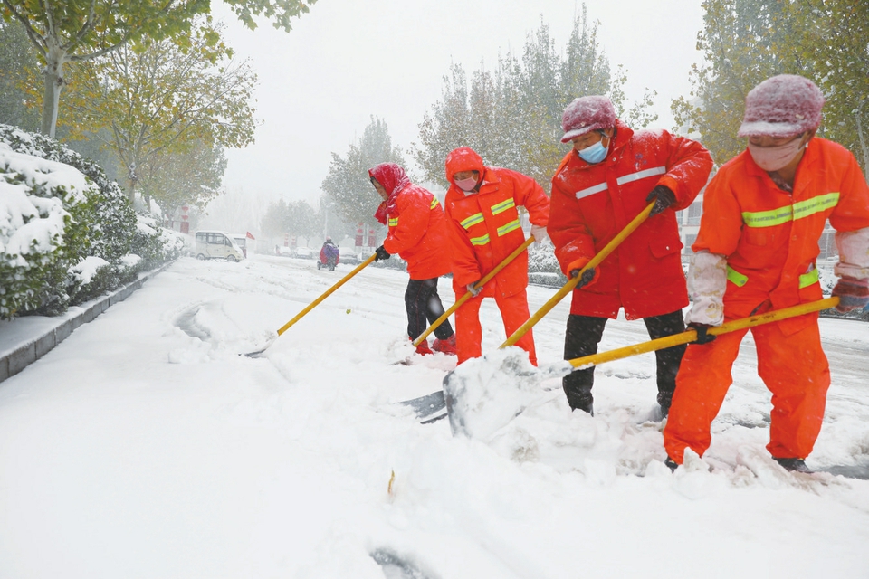 环卫工人扫雪大连图片